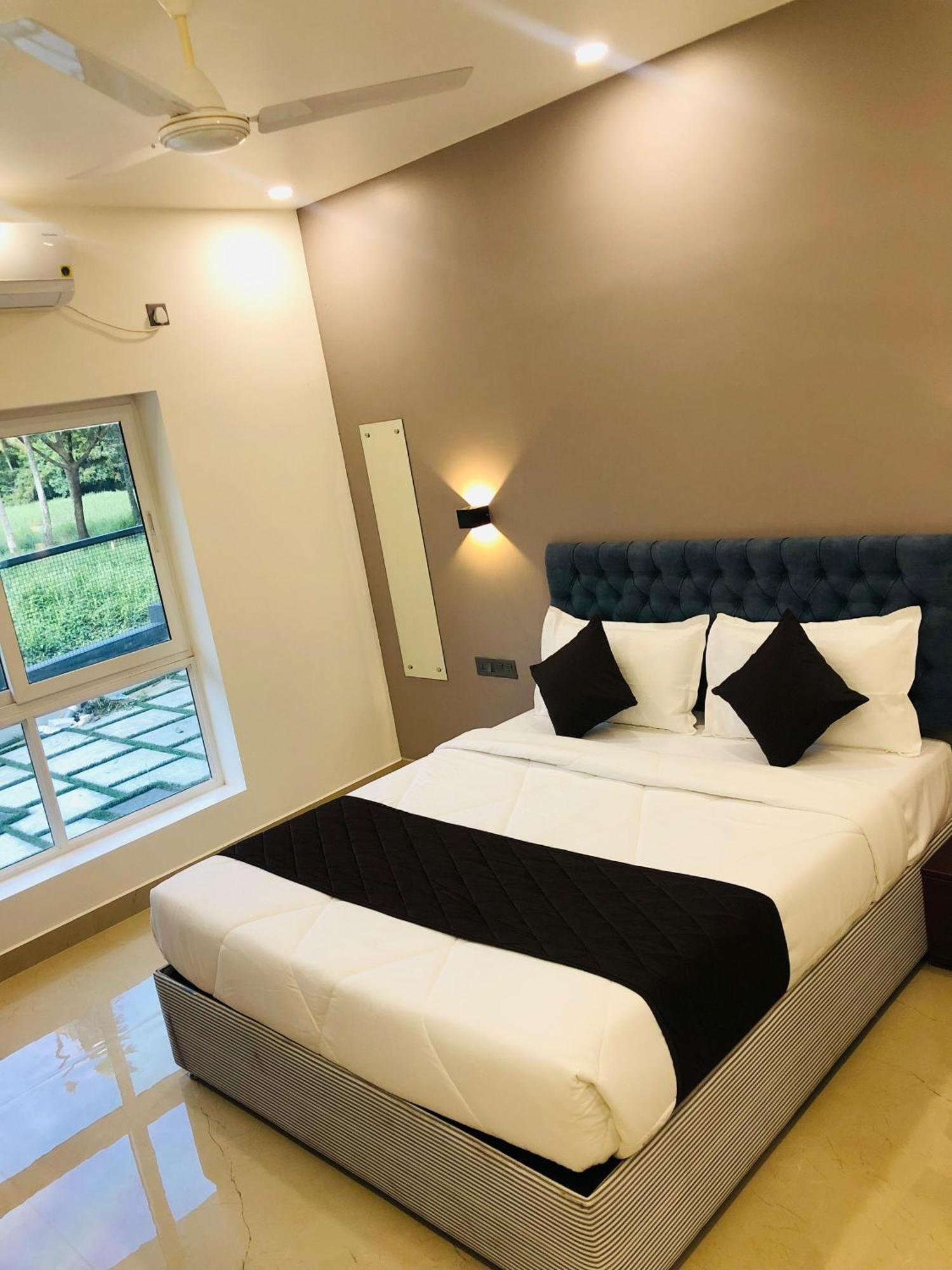 The Lotaz Hotel Kochi Exterior photo