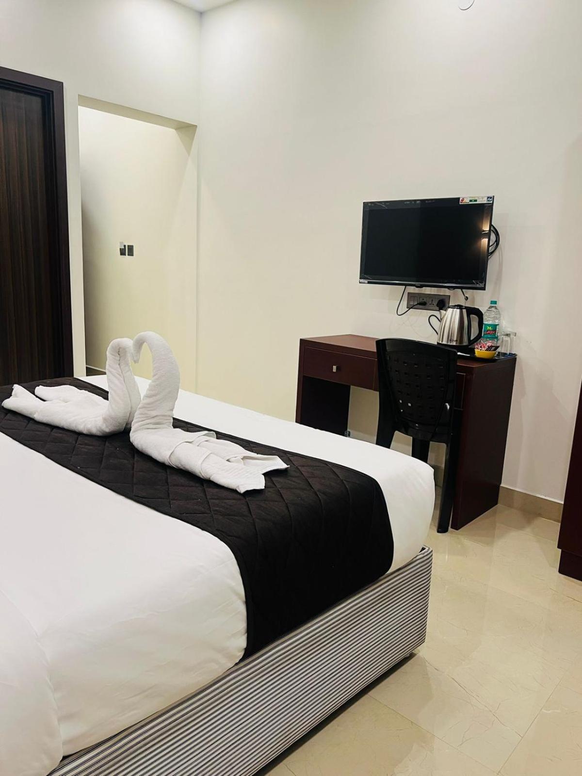 The Lotaz Hotel Kochi Exterior photo