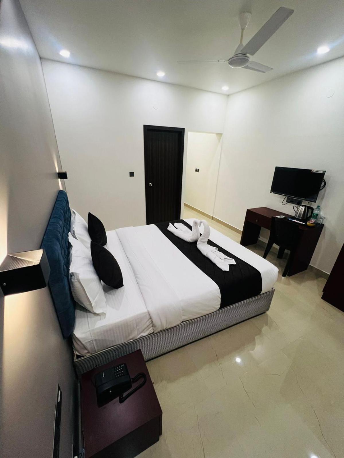 The Lotaz Hotel Kochi Exterior photo