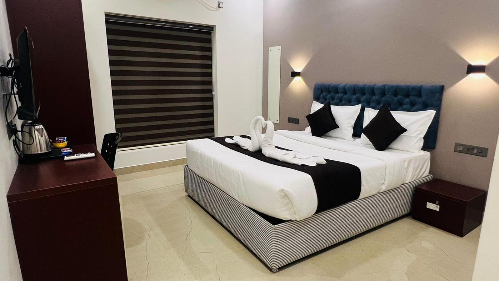 The Lotaz Hotel Kochi Exterior photo