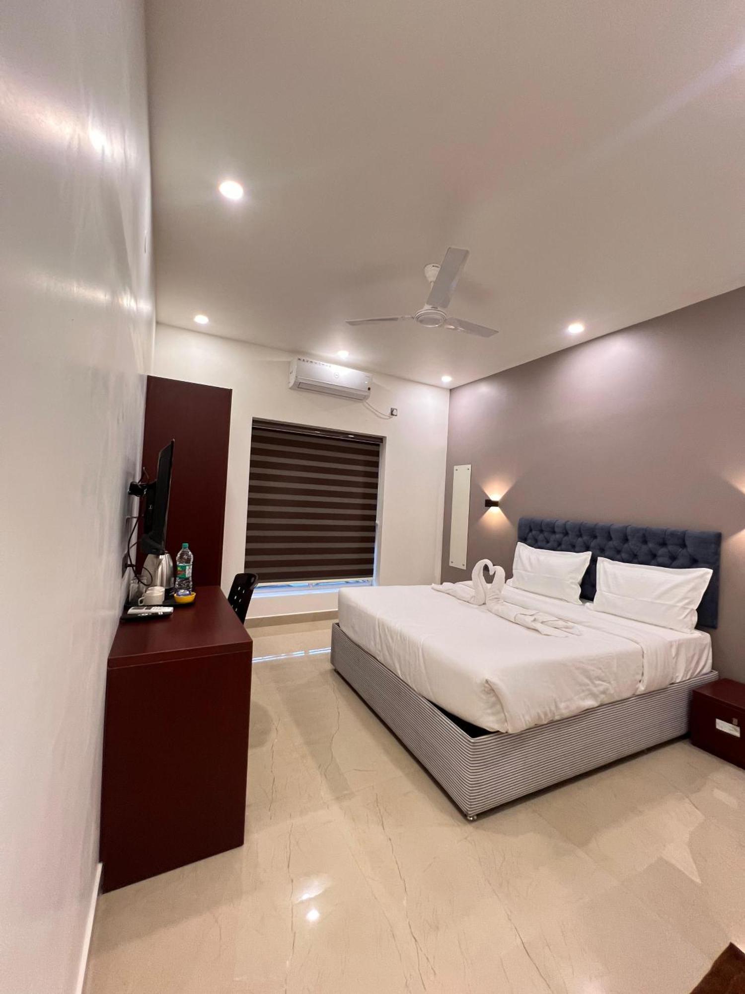 The Lotaz Hotel Kochi Exterior photo