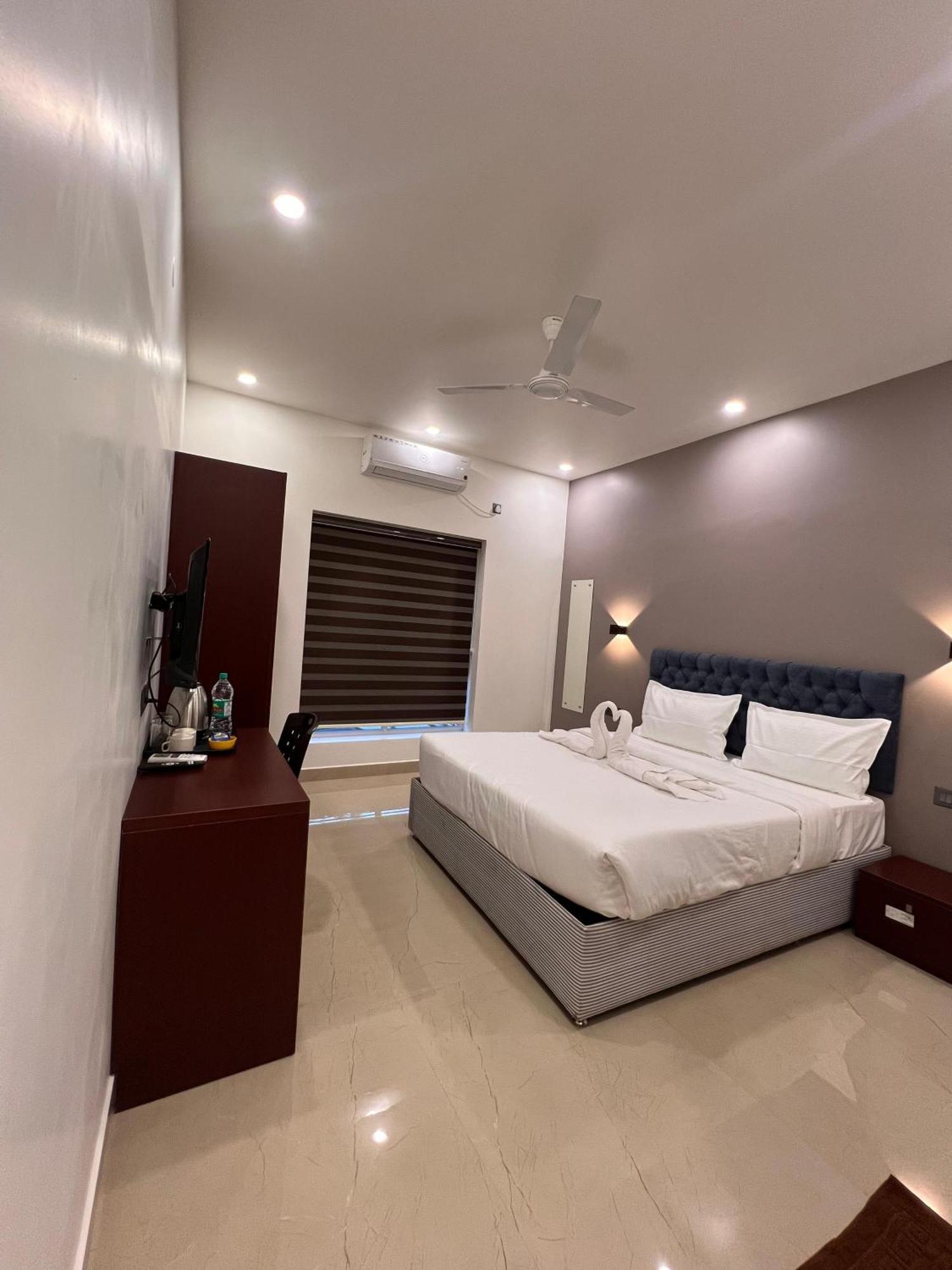 The Lotaz Hotel Kochi Exterior photo