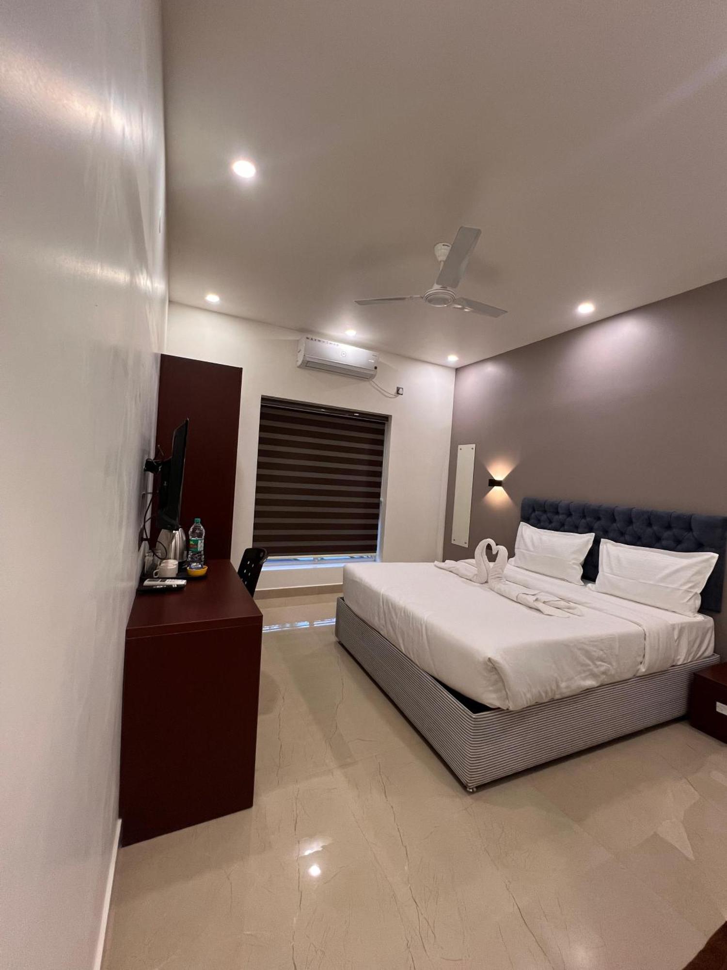 The Lotaz Hotel Kochi Exterior photo