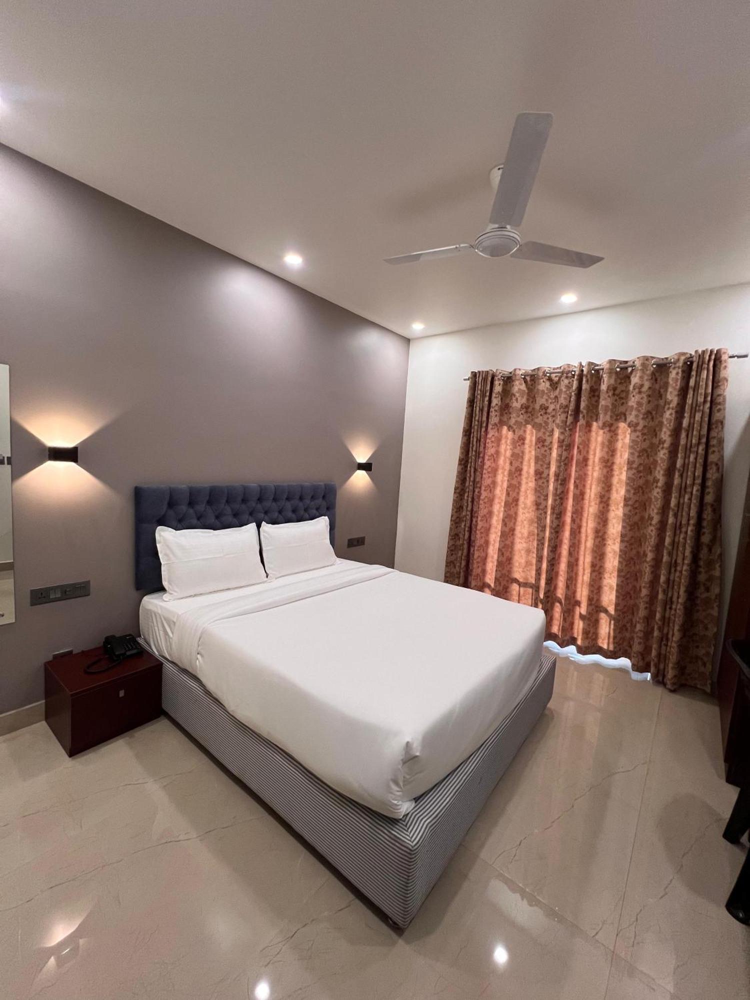 The Lotaz Hotel Kochi Exterior photo